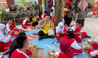 Mobil-Senyum-Polres-Tulungagung-Hadir-Berbagi-Makanan-Bergizi,-Pelajar-SLB-Riang-Hati