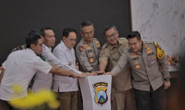 Kapolda-Jatim-dan-Pj.Gubernur-Launching-Benih-Jagung-Merk-Bhayangkara-di-Blitar