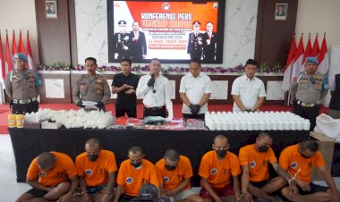 Polres-Mojokerto-Kota-Amankan-7-Tersangka-Narkoba,-Sita-Ratusan-Ribu-Butir-Pil-LL-dan-67,89-gr-Sabu