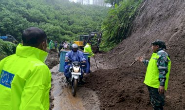 Polres-Malang-Terjunkan-Tim-Tanggap-Bencana-Tangani-Longsor-di-Jalur-Wisata-Bromo