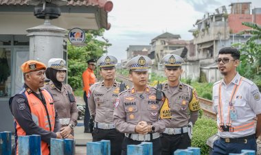 Operasi-Keselamatan-Semeru-2025-Polres-Jember-Pasang-Banner-Peringatan-di-Perlintasan-KA
