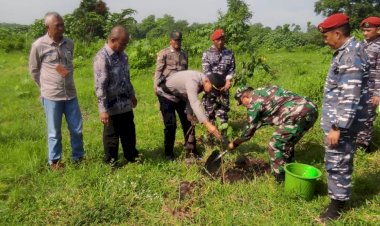 Sinergitas-Polres-Probolinggo-Bersama-TNI-Lestarikan-Lingkungan-Tanam-Pohon-di-Gunung-Bentar