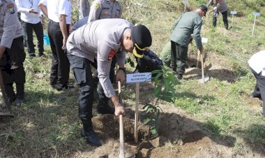 Peduli-Lingkungan,-Polres-Blitar-Kota-Bersama-Forkopimda-Tanam-Pohon-di-Area-Bekas-Tambang