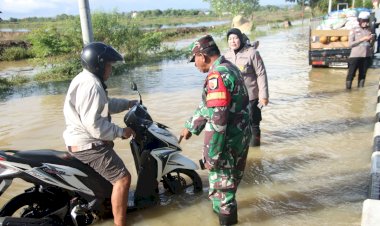Tanggap-Bencana,-Polisi-dan-TNI-Bantu-Evakuasi-Warga-Terdampak-Banjir-di-Sumenep