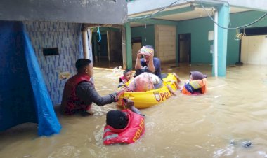 Banjir-di-Kebon-Pala-Jakarta-Timur,-Polisi-Bantu-Warga-Mengungsi