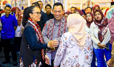 Kapolri-Tinjau-Bazar-Kreasi-Bhayangkari-Nusantara-2025,-Dorong-Pertumbuhan-UMKM