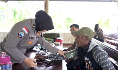 Tokoh-Masyarakat-Kampung-Ansudu,-Apresiasi-Satgas-Ops-Damai-Cartenz-Gelar-Bakti-Kesehatan-Gratis-bagi-Lansia.