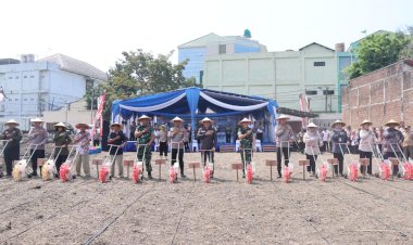 Forkopimda-Sidoarjo-Ikuti-Tanam-Jagung-Serentak-di-Ponpes-Bumi-Sholawat