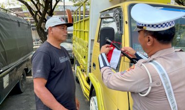 Polres-Pacitan-Pupuk-Jiwa-Nasionalisme-Jelang-HUT-ke-80-RI,-Berbagi-Ratusan-Bendera-Merah-Putih
