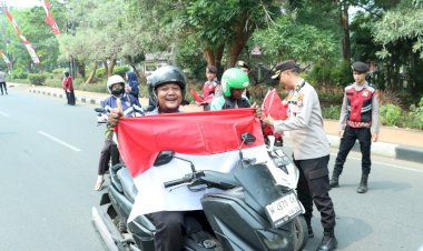 Dorong-Semangat-Nasionalisme,-Kapolres-Bangkalan-Bagi---bagi-Bendera-Merah-Putih