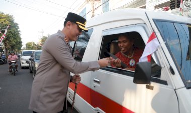 Tebar-Semangat-Merah-Putih-Kapolres-Jember-Turun-Jalan-Berbagi-Bendera-dan-Cokelat-Bagi-Pengendara