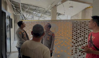 Polisi-dan-Warga-Kembalikan-Asa-Jamaah-Masjid-Al-Jabar-Polsek-Tegalsari-Pascakerusuhan-di-Surabaya