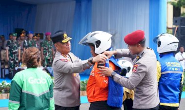 Polri-Perkuat-Kemitraan-dengan-Ojek-Online:-Polda-Lampung-Gelar-Bakti-Sosial-dan-kesehatan-pada-Apel-Ojol-Kamtibmas-Nasional-2025