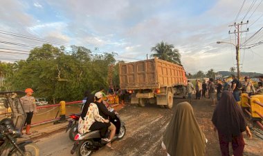 Kolaborasi-Polri-dan-Masyarakat-Sukses-Pulihkan-Jembatan-Pandan-Tapanuli-Tengah
