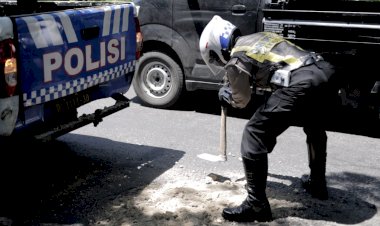 Polantas-Polres-Gresik-Tambal-Jalan-Berlubang-Demi-Keselamatan-Pengendara