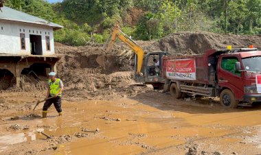 Polri-Maksimalkan-Bantuan-dengan-Kerahkan-Alat-Berat-Percepat-Pemulihan-Bencana-di-Sumatra