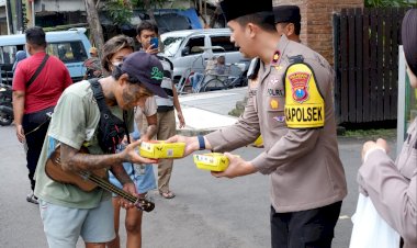 Jumat-Berkah-Polsek-Taman-Berbagi-Makanan-di-Jalan-Raya-Wonocolo-Sidoarjo