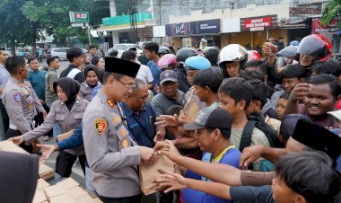 Polres-Situbondo-Bersama-Insan-Pers-Berbagi-Takjil-Ratusan-Bungkus-Habis-Dalam-10-Menit