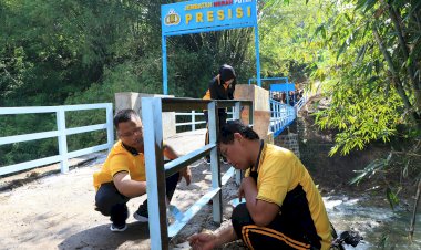Polres-Ngawi-Rampungkan-Perbaikan-Jembatan-Merah-Putih-Presisi-di-Blandongan