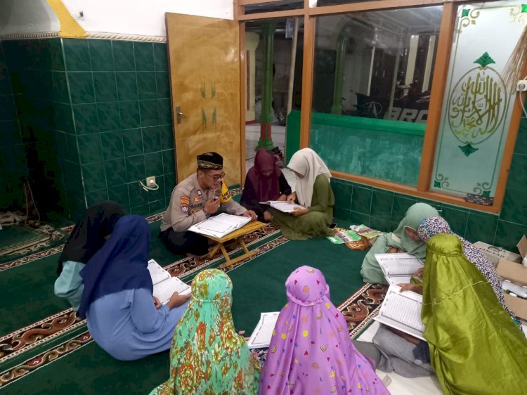 Kanit Binmas Polsek Krembung Gelar Tadarus Al-Qur'an Bersama Remaja