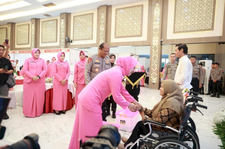 Hari Bhayangkara ke -79 Polda Jatim Beri Bantuan Tongkat dan Kursi Roda Bagi Kaum Difabel