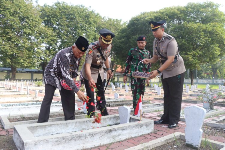 Jelang Hari Bhayangkara ke-79, Polresta Sidoarjo Ziarah dan Tabur Bunga di Makam Pahlawan