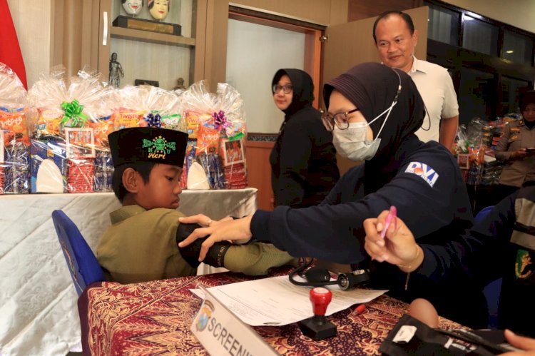 Polres Malang Gelar Khitan Massal Gratis, Puluhan Anak Dapat Bingkisan dan Sembako