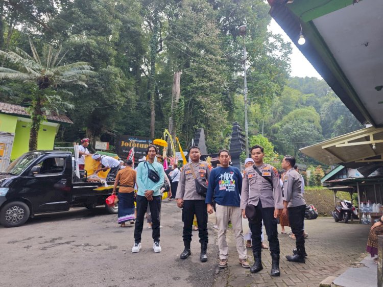 Polsek Krembung Amankan Persembahyangan Piodalan di Pura Penataran Agung Margo Wening