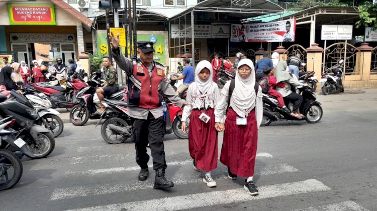 Peduli Keselamatan Pelajar, Patroli Polsek Krian Gatur Lalin dan Bantu Penyeberangan Depan Sekolah