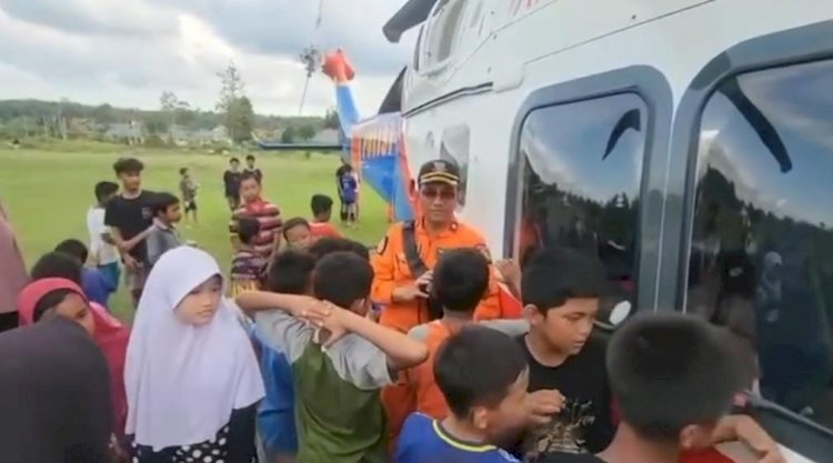 Kru Helikopter Polri Dampingi Warga di Tengah Bencana, Anak-Anak Aceh Tamiang Jadi Sumber Semangat