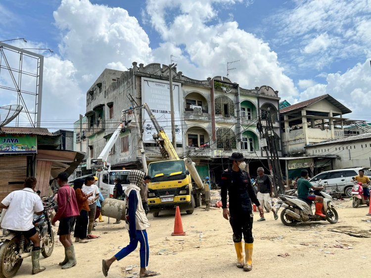 Personel Brimob Kawal Penormalan Listrik di Aceh Tamiang
