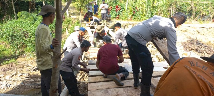 Polri Bersama Masyarakat Bangun Jembatan Darurat, Akses Tiga Kampung di Rusip Antara Kembali Terhubung