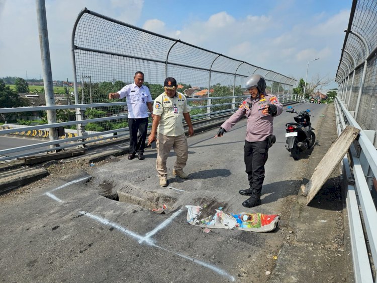 Wakapolsek Tanggulangin Bersama Satpol PP Sigap Tangani Jalan Berlubang di Fly Over Wates