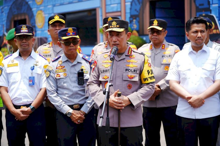 Tinjau Terminal Purabaya, Kapolri ke Sopir Bus Hati-Hati dan Jaga Keselamatan Pemudik