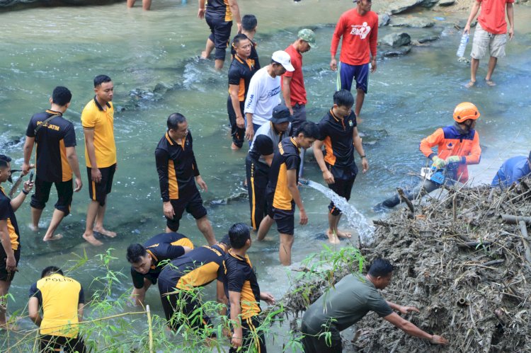Gerakan Indonesia ASRI : Polres Ngawi Bersihkan Aliran Sungai di Jembatan Purba